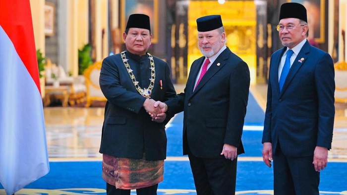 Prabowo Dianugerahi Tanda Kehormatan Darjah Kerabat Johor di Malaysia